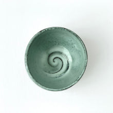 Load image into Gallery viewer, HANAE | Black Mikaga Kinyou Chawan